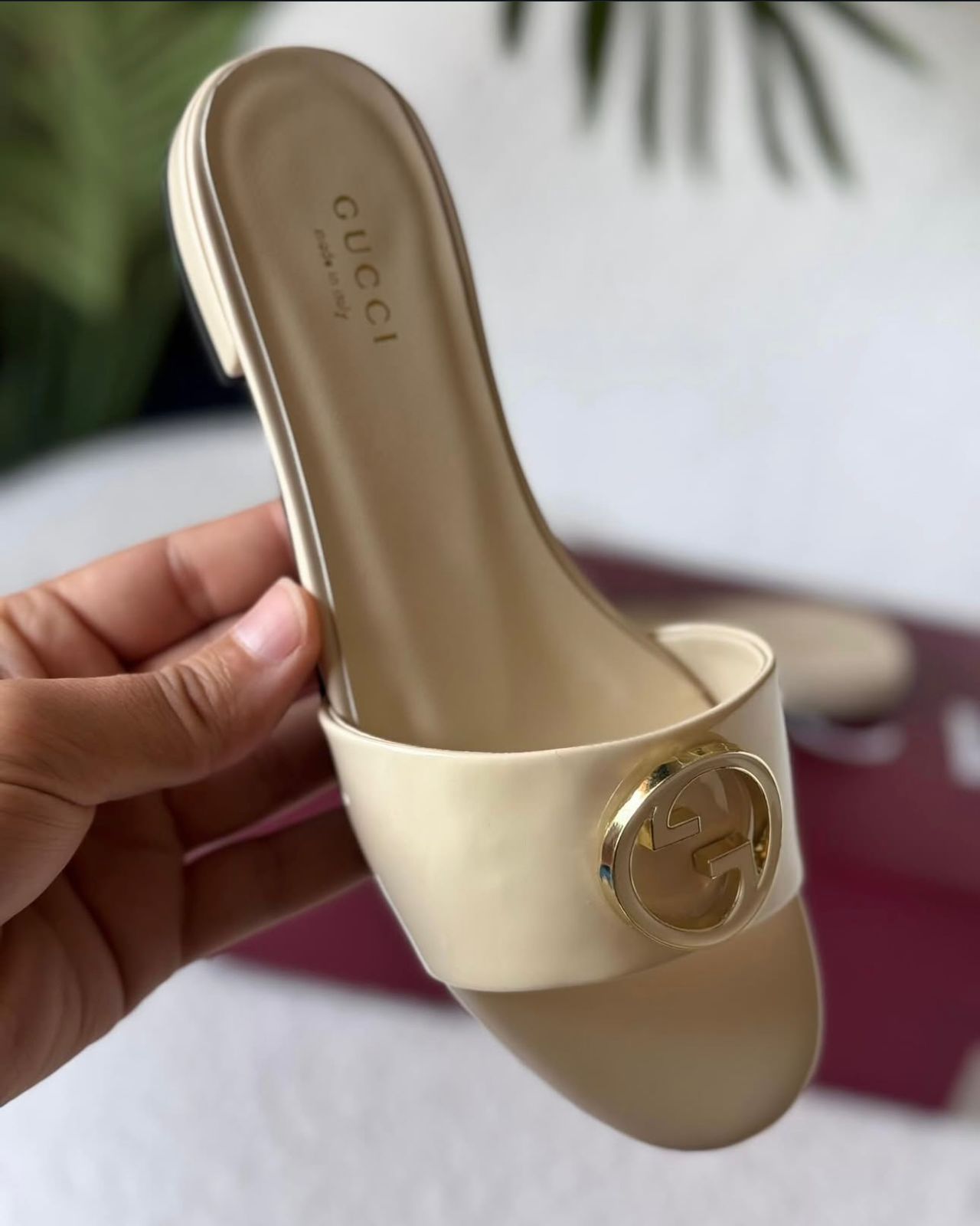 premium quality GUCCI FLATS for her - Image 3